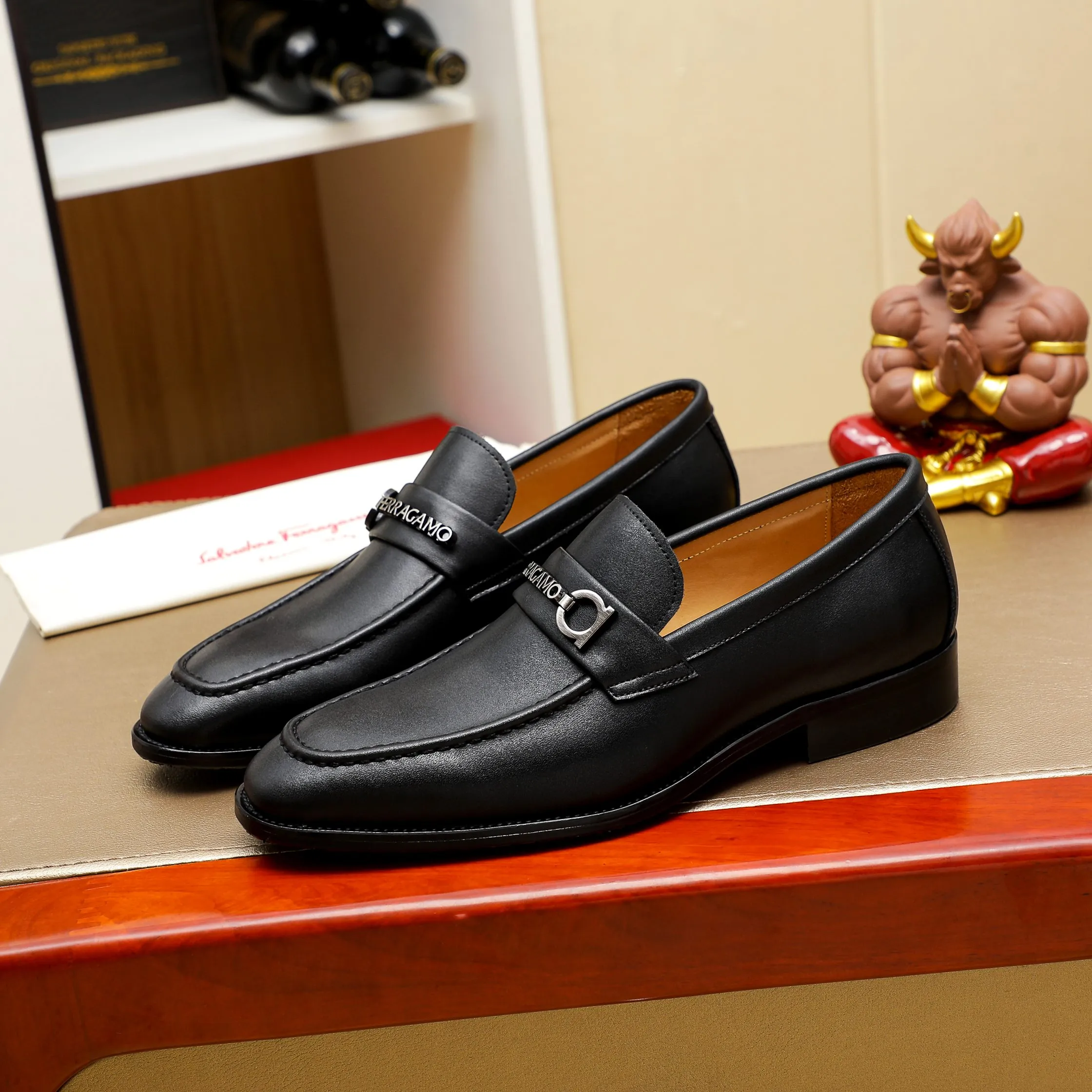 Men's shoes 💰460 🕷🕷🐂【Ferragamo】Ferragamo Popular fashion leather shoes🇨🇳Official website counter 1:1 production, original mold opening💯Good quality can be seen, imported high-end first-layer waxed calfskin, water-dyed🐂leather lining🌿very clear texture, high-quality waterproof, non-slip and wear-resistant outsole🎋high quality and low price, truly handmade🍓2 colors available! Code number 38-44……(45.46.Customized)